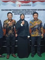 ANGGOTA Bawaslu Kota Ternate Putri Nurdiana Jailan (tengah) diambil sumpah menjadi anggota Bawaslu Ternate, Senin (25/5/2026)