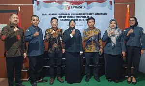 ANGGOTA Bawaslu Kota Ternate Putri Nurdiana Jailan (tengah) diambil sumpah menjadi anggota Bawaslu Ternate, Senin (25/5/2026)