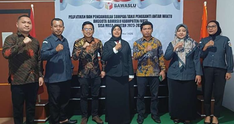 ANGGOTA Bawaslu Kota Ternate Putri Nurdiana Jailan (tengah) diambil sumpah menjadi anggota Bawaslu Ternate, Senin (25/5/2026)