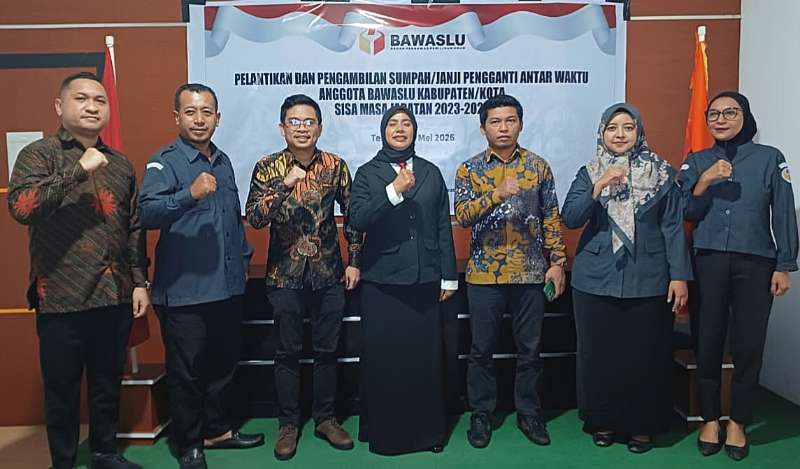 ANGGOTA Bawaslu Kota Ternate Putri Nurdiana Jailan (tengah) diambil sumpah menjadi anggota Bawaslu Ternate, Senin (25/5/2026)