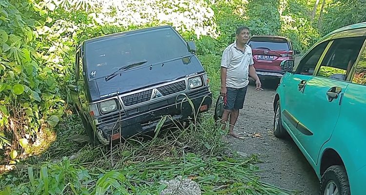SALAH satu titik tanjakan (gunung potong) menuju Desa Tabapoma yang membuat pengendara sering kesulitan melewatinya.