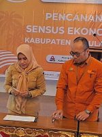 BUPATI Kepulauan Sula Fifian Adeningsi Mus (kiri) dan kepala BPS Kepsul