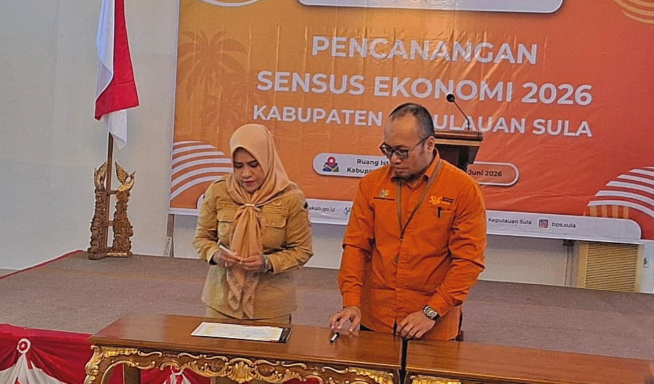 BUPATI Kepulauan Sula Fifian Adeningsi Mus (kiri) dan kepala BPS Kepsul