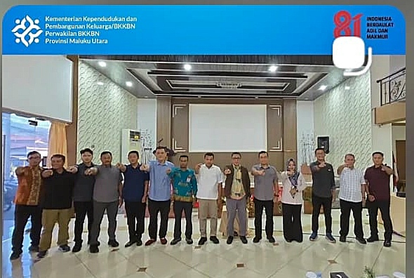 KOMPAK, Plt. Kepala Kemendukbangga/BKKBN Perwakilan BKKBN Provinsi Malut Ansar Djainahu pose bersama dengan narasumber dan peserta diskusi KOMINDA Malut di Hotel Ayu Lestari, Jum'at (24/7/2026)