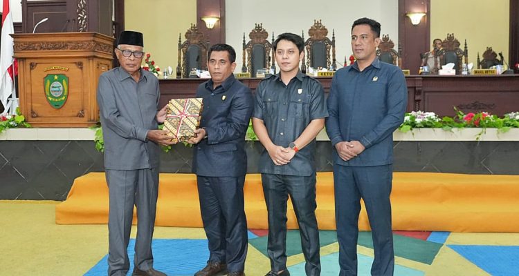 WAKIL bupati kepulauan sula, Saleh Marajabessy (kiri) menyerahkan dokumen KUA-PPAS induk tahun 2027 kepada DPRD Kepsul, yang diterima ketua DPRD Ahkam Gajali, Kamis (30/7/2027) WAKIL bupati kepulauan sula, Saleh Marajabessy (kiri) menyerahkan dokumen KUA-PPAS induk tahun 2027 kepada DPRD Kepsul, yang diterima ketua DPRD Ahkam Gajali, Kamis (30/7/2027)