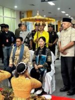 KAJATI Malut yang baru Roberthus Melchisedek Tacoy, bersama istrinya, Ny. Sumarni, tiba di Bandara Baabullah Ternate disambut adat Joko kaha. (istimewa)