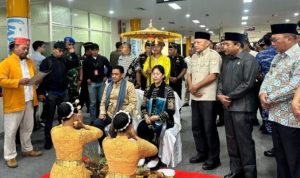 KAJATI Malut yang baru Roberthus Melchisedek Tacoy, bersama istrinya, Ny. Sumarni, tiba di Bandara Baabullah Ternate disambut adat Joko kaha. (istimewa)