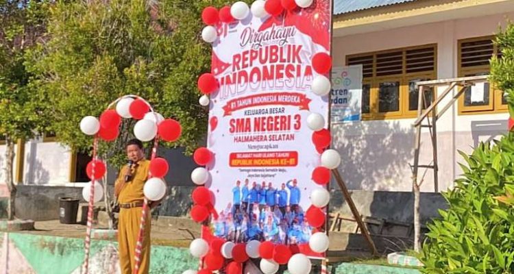 KEPALA SMA Negeri 3 Halmahera Selatan, Dahlan Him, S.Pd saat memberikan arahan kepada peserta lomba KEPALA SMA Negeri 3 Halmahera Selatan, Dahlan Him, S.Pd saat memberikan arahan kepada peserta lomba