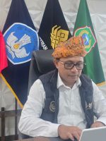 KEPALA Dinas pendidikan dan kebudayaan (Dikbud) Provinsi Maluku Utara, Abubakar Abdullah saat menggunakan tuala lipa