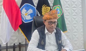 KEPALA Dinas pendidikan dan kebudayaan (Dikbud) Provinsi Maluku Utara, Abubakar Abdullah saat menggunakan tuala lipa