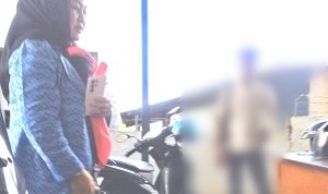 KEPALA biro umum Setdaprov Maluku Utara Suryani Antarani saat tiba di Kantor Ditreskrimsus Polda Malut yang berada di bilangan Kelurahan Maliaro, Kecamatan Ternate Tengah, Kota Ternate, Jumat (11/9/2026) sore
