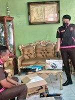 TIM penyidik Kejari Ternate saat menggeledah rumah salah satu ASN dinas koperasi dan UKM Kota Ternate, Kamis (17/9/2026)