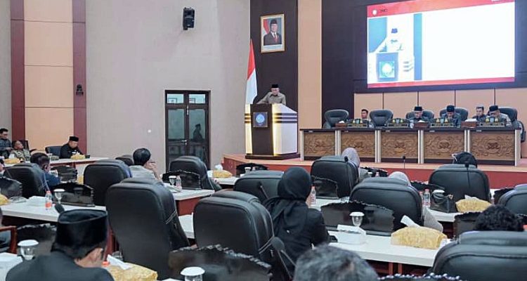 WALIKOTA Ternate M. Tauhid Soleman saat menyampaikan rancangan KUA dan PPAS APBD Perubahan tahun 2026 di paripurna DPRD Kota Ternate, Jumat (18/9/2026)