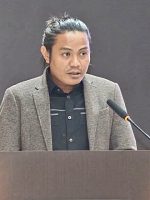 JURU bicara fraksi Gabungan Persatuan Bintang Amanat (PBA) Ridwan A.R saat menyampaikan pandangan umum fraksi PBA dalam paripurna di DPRD Kota Ternate, Jumat (25/9/2026)