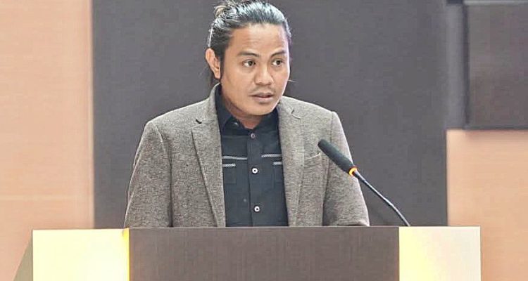 JURU bicara fraksi Gabungan Persatuan Bintang Amanat (PBA) Ridwan A.R saat menyampaikan pandangan umum fraksi PBA dalam paripurna di DPRD Kota Ternate, Jumat (25/9/2026)