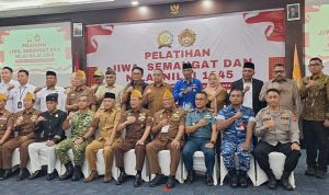 WAKIL ketua DPRD II Kota Ternate Jamian Kolengsusu (berdiri: ketiga dari kanan) pose bersama peserta kegiatan pelatihan semangat nilai-nilai 1945 di Hotel Muara, Senin (28/9/2026)