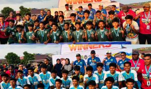 POSE bersama pemain U-17 dan U-15 dan coach SKO Maluku Utara usai menerima hadiah juara Kejurda sepak bola usia berjenjang piala gubernur di Sofifi, Kamis (9/9/2026)