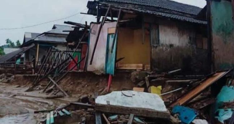isakai, Kecamatan Mangoli Utara Timur, Kabupaten Kepulauan Sula akibat banjir dan angin k ncan belum lama ini. PROGES pengerjaan RTLH di kabupaten Kepulauan Sula