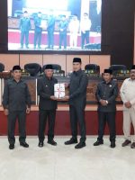 WAKIL Walikota Ternate Nasri Abubakar menyerahkan dokumen RAPBD Perubahan 2026 ke pimpinan DPRD Kota Ternate usai paripurna, Kamis (25/9/2026)