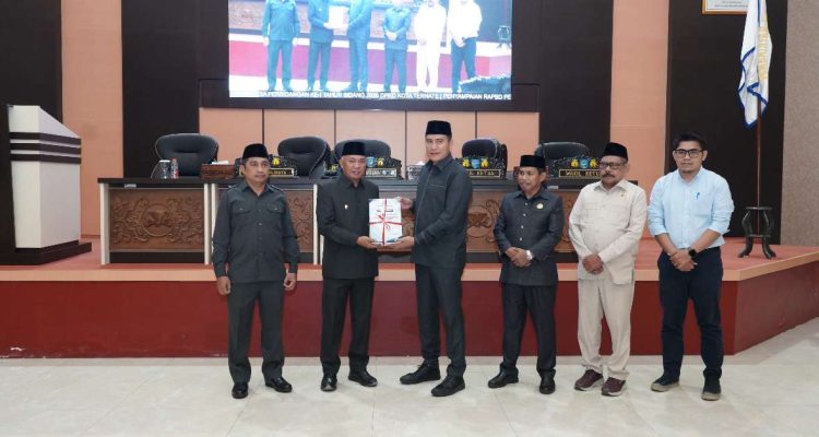 WAKIL Walikota Ternate Nasri Abubakar menyerahkan dokumen RAPBD Perubahan 2026 ke pimpinan DPRD Kota Ternate usai paripurna, Kamis (25/9/2026) WAKIL Walikota Ternate Nasri Abubakar menyerahkan dokumen RAPBD Perubahan 2026 ke pimpinan DPRD Kota Ternate usai paripurna, Kamis (25/9/2026)