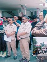 PIMPINAN dan anggota DPRD Kota Ternate menerima massa aksi di halaman parkir DPRD Kota Ternate, Kamis (25/9/2026)