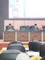WALIKOTA Ternate M. Tauhid Soleman menyampaikan jawaban atas sikap tujuh fraksi DPRD Kota Ternate pada paripurna, Jumat (25/9/2026)