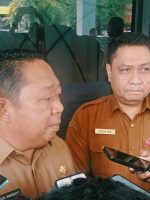 SEKRETARIS daerah Kota Ternate, Rizal Marasaoly (kiri) saat diwawancara wartawan usai mengikuti rapat finalisasi rancangan APBD Perubahan 2026 di Kantor BPKAD, Senin (28/9/2026)