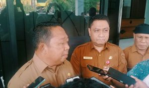 SEKRETARIS daerah Kota Ternate, Rizal Marasaoly (kiri) saat diwawancara wartawan usai mengikuti rapat finalisasi rancangan APBD Perubahan 2026 di Kantor BPKAD, Senin (28/9/2026)