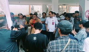KETUA Badan Kehormatan (BK) DPRD Kota Ternate Mochtar Bian menerima massa aksi yang menamakan DPRM saat menggelar demonstrasi di Kantor DPRD Kota Ternate, Rabu (30/9/2026)