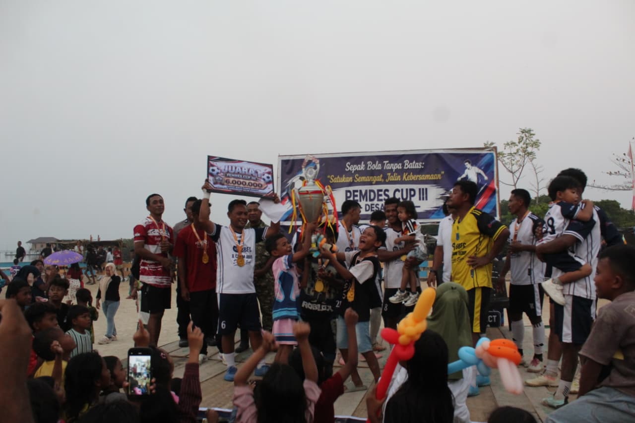 TIM tuan rumah, Desa Bajo Kecamatan Sanana Utara champion turnamen mini soccer pemdes cup III Bajo, Kamis (22/10/2026)