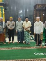 KETUA DPC Gerindra Kota Ternate Jamian Kolengsusu (keempat dari kanan) pose bersama personel polisi dan jamaah subuh lainnya di masjid Kampung Pisang