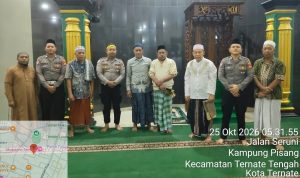 KETUA DPC Gerindra Kota Ternate Jamian Kolengsusu (keempat dari kanan) pose bersama personel polisi dan jamaah subuh lainnya di masjid Kampung Pisang