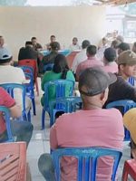 SUASANA rapat antara masyarakat Desa Capalulu dan pihak perusahaan CV. AEMM di Polsek Waitina, Kecamatan Mangoli Timur, Senin (26/10/2026)