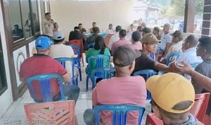 SUASANA rapat antara masyarakat Desa Capalulu dan pihak perusahaan CV. AEMM di Polsek Waitina, Kecamatan Mangoli Timur, Senin (26/10/2026)