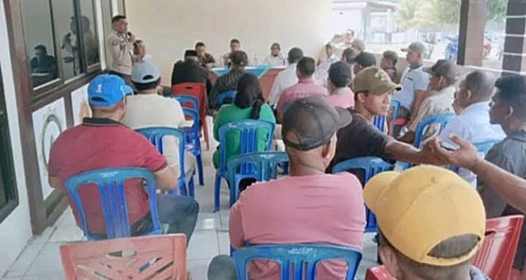 SUASANA rapat antara masyarakat Desa Capalulu dan pihak perusahaan CV. AEMM di Polsek Waitina, Kecamatan Mangoli Timur, Senin (26/10/2026)