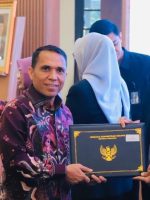 KEPALA Bidang Pelayanan Administrasi Hukum Umum (AHU) Kantor Wilayah Kementerian Hukum Maluku Utara, Muh. Kasim Umasangadji, menerima penghargaan usai mengikuti Pelatihan Kepemimpinan Nasional (PKN) Angkatan XIV Tahun 2026, di Badan Pengembangan Sumber Daya Manusia (BPSDM) Kementerian Hukum