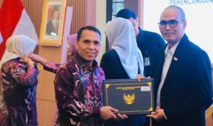 KEPALA Bidang Pelayanan Administrasi Hukum Umum (AHU) Kantor Wilayah Kementerian Hukum Maluku Utara, Muh. Kasim Umasangadji, menerima penghargaan usai mengikuti Pelatihan Kepemimpinan Nasional (PKN) Angkatan XIV Tahun 2026, di Badan Pengembangan Sumber Daya Manusia (BPSDM) Kementerian Hukum