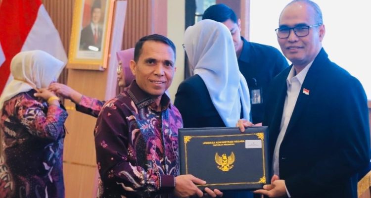 KEPALA Bidang Pelayanan Administrasi Hukum Umum (AHU) Kantor Wilayah Kementerian Hukum Maluku Utara, Muh. Kasim Umasangadji, menerima penghargaan usai mengikuti Pelatihan Kepemimpinan Nasional (PKN) Angkatan XIV Tahun 2026, di Badan Pengembangan Sumber Daya Manusia (BPSDM) Kementerian Hukum