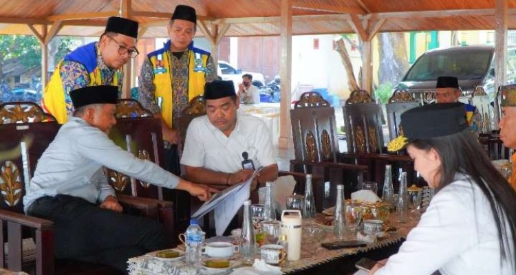 KEPALA BPJN Maluku Utara Abdul Hamid Payapo saat mendampingi Menteri PU Dody Hanggodo meninjau langsung sejumlah proyek strategis di Maluku Utara , Rabu (28/10/2026)