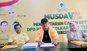 PANITIA Musda Partai Golkar Kota Ternate, DARI KIRI: sekretaris SC Tahara Kalimuda, Ketua panitia Bachtiar Syakir dan anggota bidang materi Nunu.