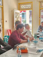 KETUA DPC Partai Gerindra Jamian Kolengsusu (kanan) dan jajarannya menerima kunjungan ketua KPU Kota Ternate M. Zen A. Karim dan jajarannya di kantor Gerindra Kota Ternate, Kamis (8/10/2026)