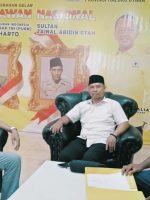 CALON Ketua DPD II Partai Golkar Kota Ternate, Bahtiar Mole (Tengah) didampingi liaison officer (LO), Said Muhidin (kanan) dan Anhar Drakel