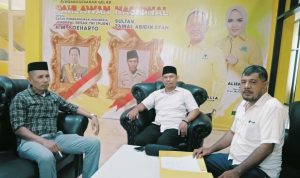 CALON Ketua DPD II Partai Golkar Kota Ternate, Bahtiar Mole (Tengah) didampingi liaison officer (LO), Said Muhidin (kanan) dan Anhar Drakel