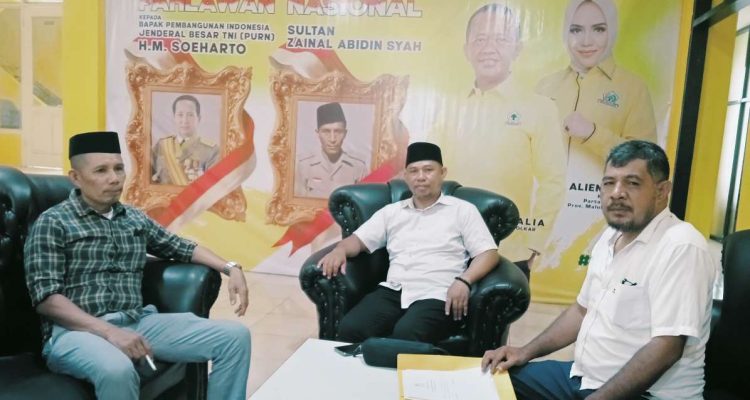 CALON Ketua DPD II Partai Golkar Kota Ternate, Bahtiar Mole (Tengah) didampingi liaison officer (LO), Said Muhidin (kanan) dan Anhar Drakel