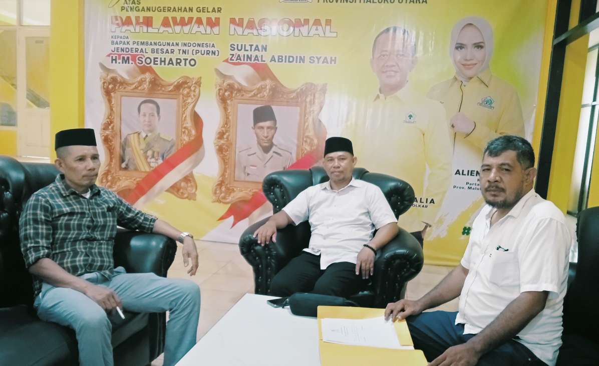 CALON Ketua DPD II Partai Golkar Kota Ternate, Bahtiar Mole (Tengah) didampingi liaison officer (LO), Said Muhidin (kanan) dan Anhar Drakel