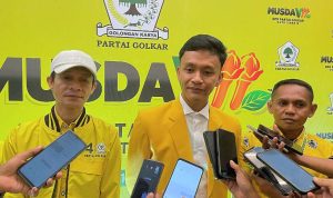 ARDIAN Idhan (tengah) didampingi M. Syaiful (Kiri) dan LO Bongso saat diwawancara wartawan di Hotel Bela, Senin (12/10/2026)