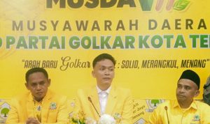 KETUA Golkar Ternate terpilih Ardian Idhan (tengah) didampingi ketua tim Utam, LO Bongso Hi. A. Rahman