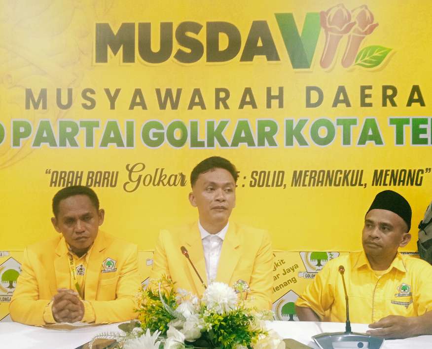 KETUA Golkar Ternate terpilih Ardian Idhan (tengah) didampingi ketua tim Utam, LO Bongso Hi. A. Rahman