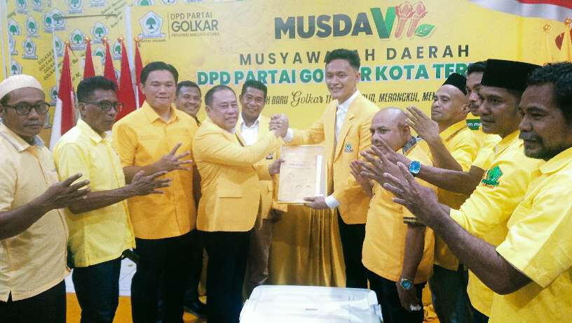 SEKRETARIS DPD I Golkar Maluku Utara Arifin Djafar (kiri) saat menyerahkan berkas musda kepada ketua terpilih Golkar Ternate Ardian Idhan usai musda di kantor Golkar, Kamis (22/10/2026)