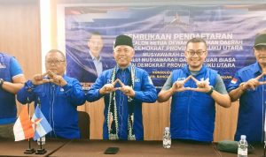 BAKAL calon ketua DPD Partai Demokrat Provinsi Maluku Utara Nasri Abubakar (pakai peci) pose bersama dengan ketua SC Junaidi Bahruddin usai menggelar jumpa pers di Bela Hotel, Sabtu (31/10/2026)